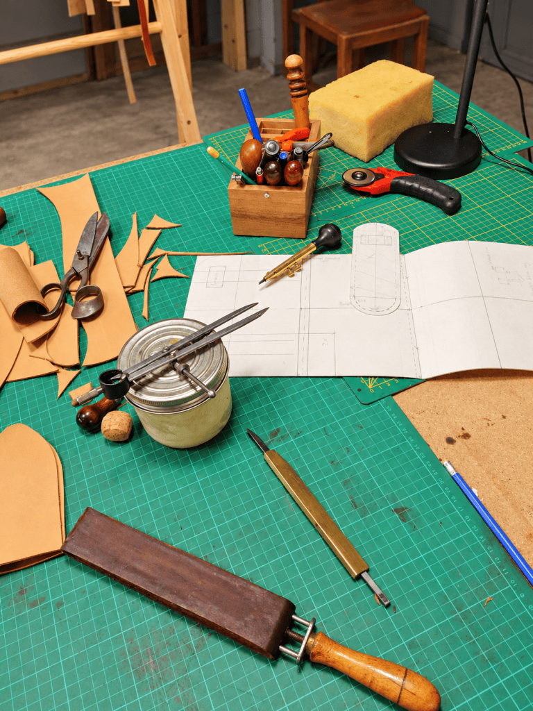 Établi de maroquinerie et travail du cuir en cours