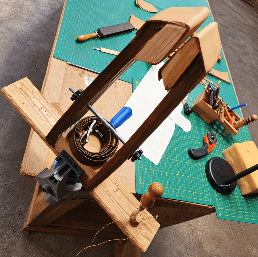 Pince de couture en bois dans l’atelier de maroquinerie